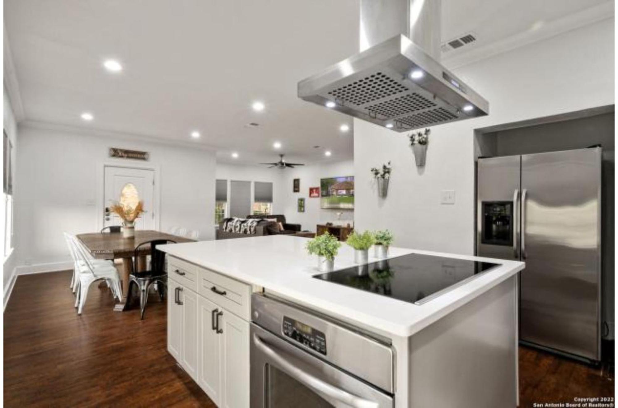 Experience Serenity In A 4br3ba Downtown Holiday home